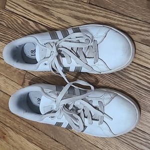 Adidas white sneaker size 7